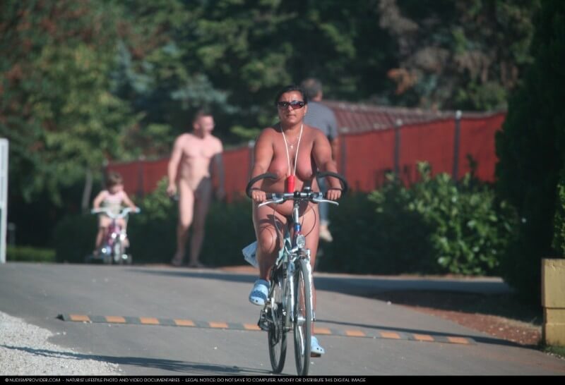 ヌーディストロードバイク写真