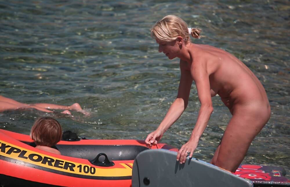 赤ボートのための二つのNudists pics