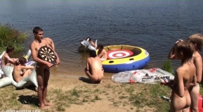 裸で暑い夏の日のビデオ