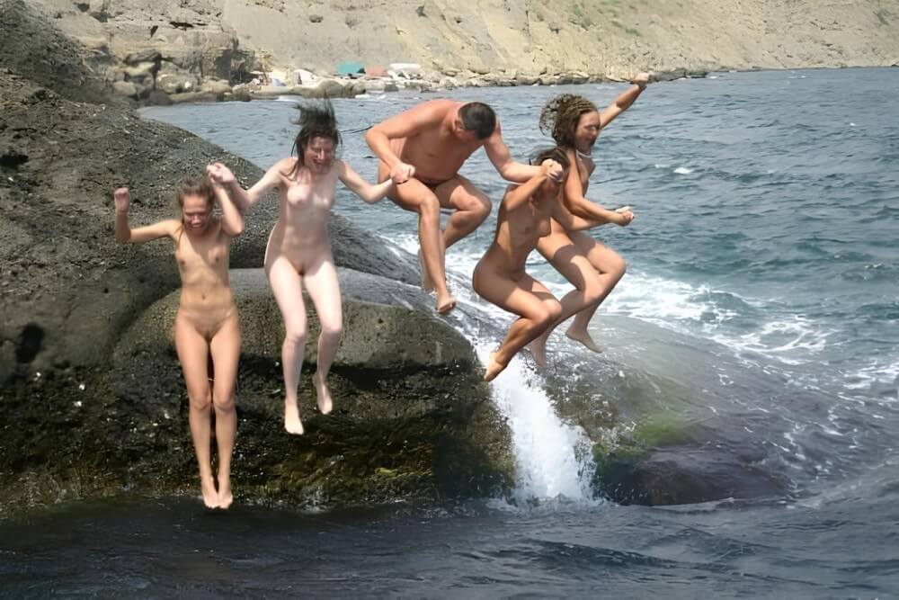 ビーチにいる男女のヌーディスト