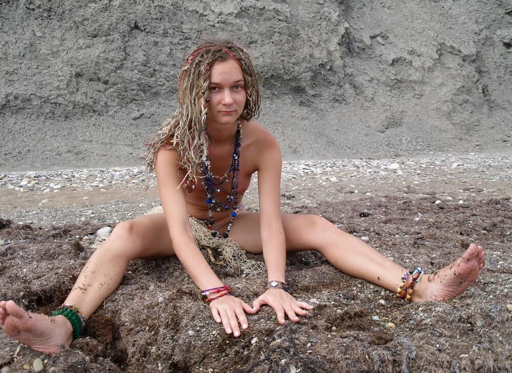 ヌーディストロッキーストリームピクシーの女の子の写真