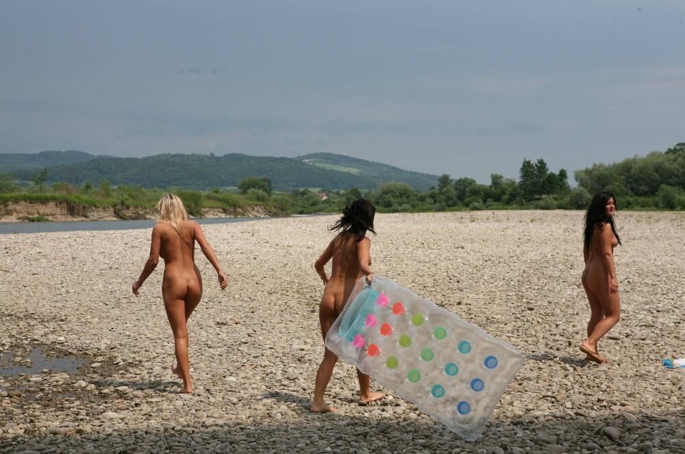 川に浮かぶヌーディストパークの写真