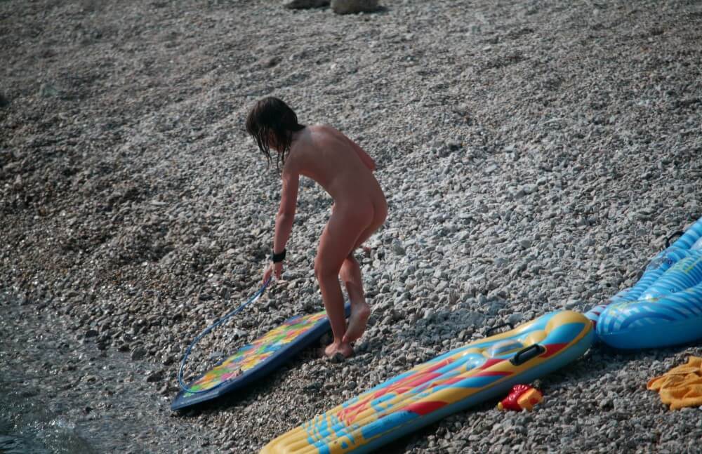 ヌーディストサーフボードグライド写真