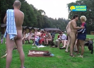 ヌーディストの自由：神秘的なキャンプ