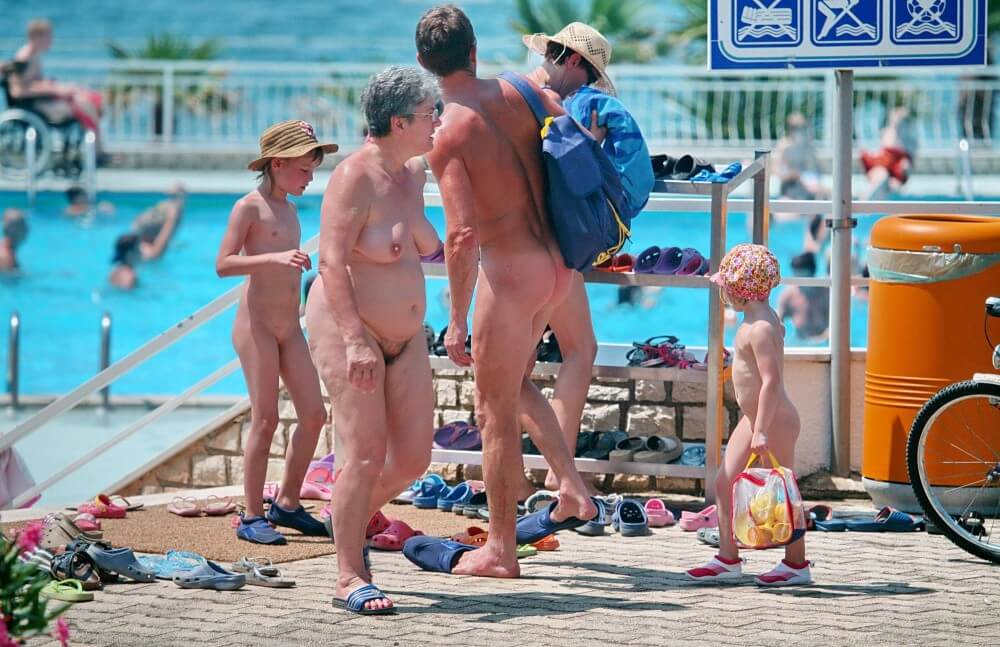 家族のプールサイドのグループ化の写真