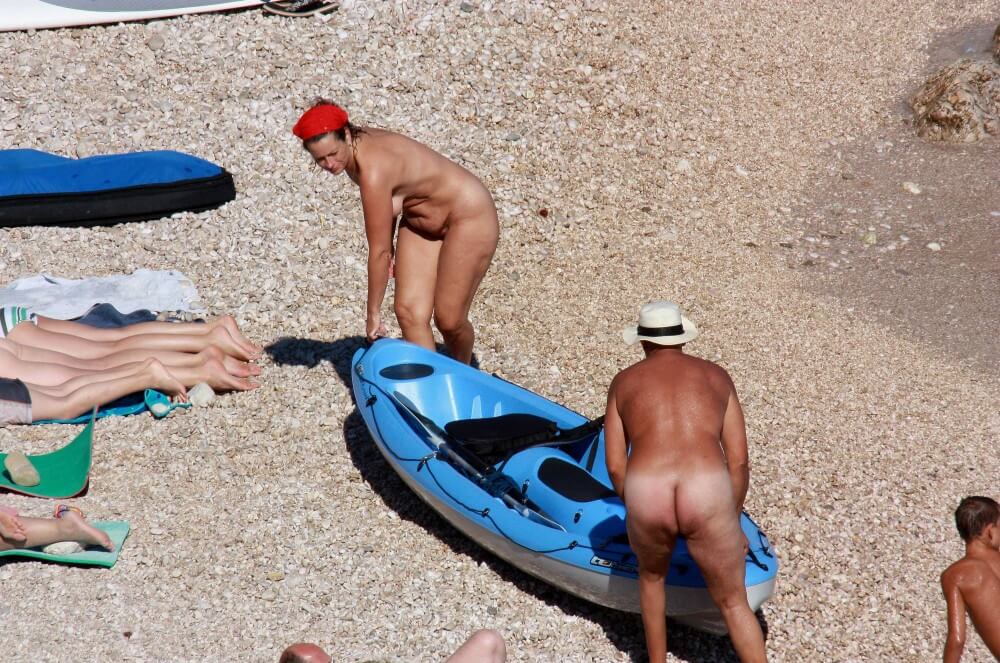 ボートの写真のために水に入る
