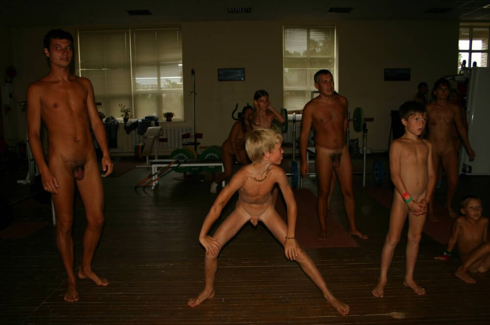 家族のジムNudistストレッチpics
