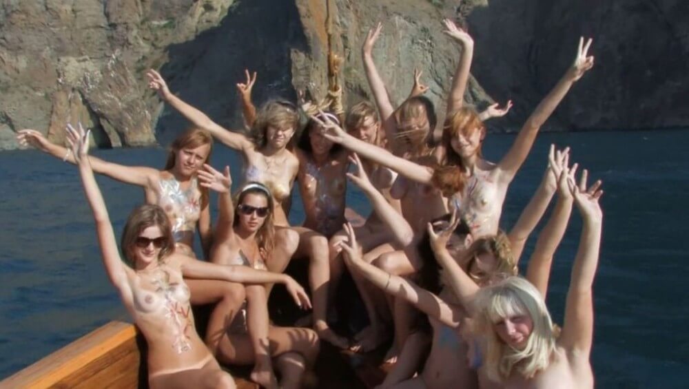 Nudist女の子ボートクルーズフルHD