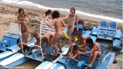 海でのヌーディストのグループ