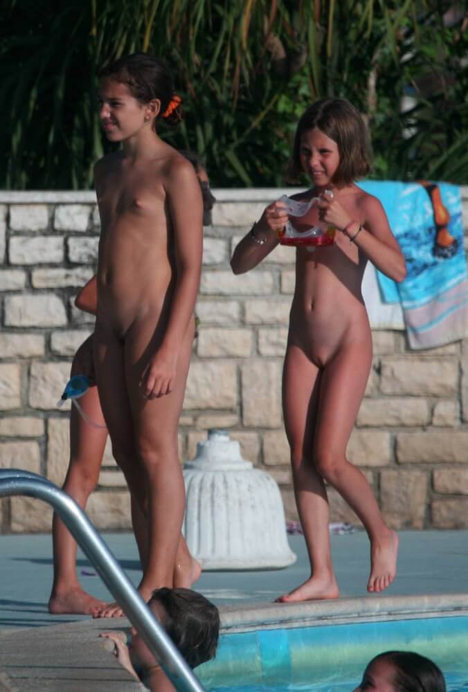 二つのプールサイドNudist女の子pics